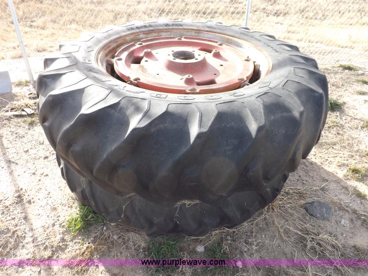 image for item I9216 1973 Massey-Ferguson 1135 tractor