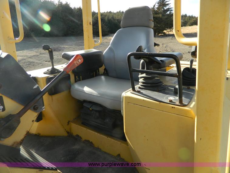 image for item AD9905 2000 John Deere 750C LGP Series II dozer