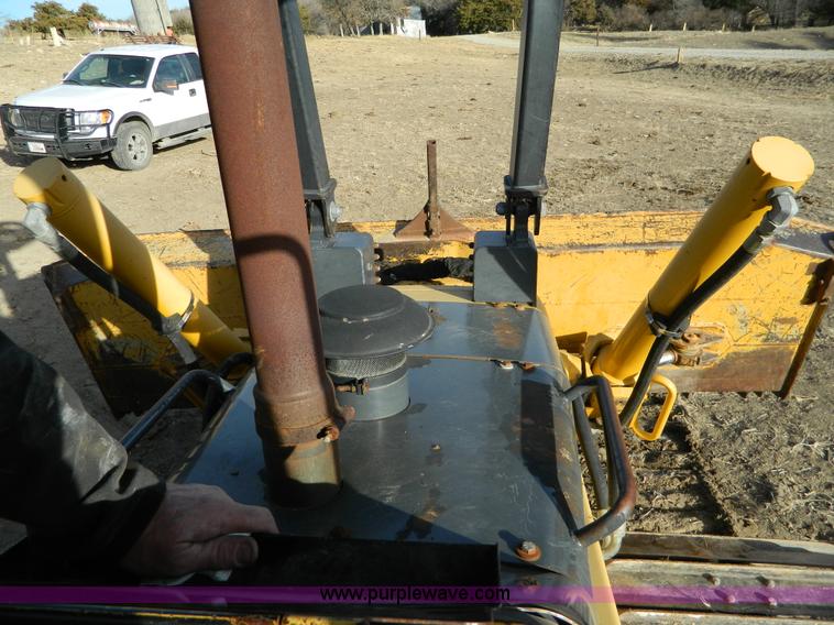 image for item AD9905 2000 John Deere 750C LGP Series II dozer