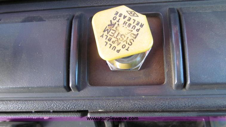 image for item G2216 1997 GMC C7500 digger derrick truck