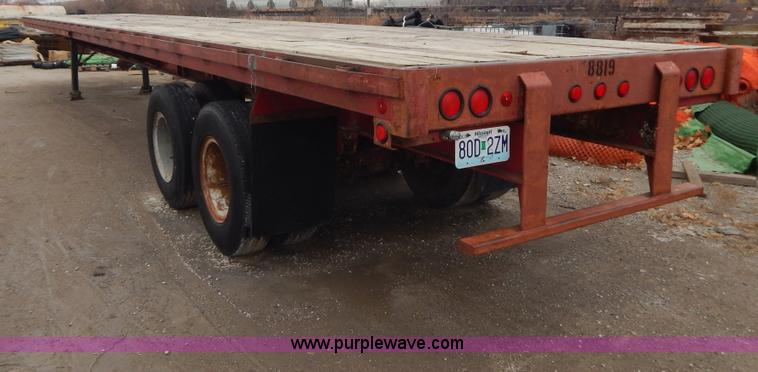image for item H3838 1982 48' flatbed semi trailer