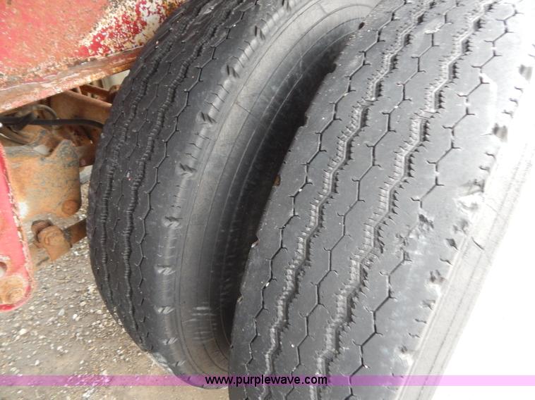 image for item H3838 1982 48' flatbed semi trailer