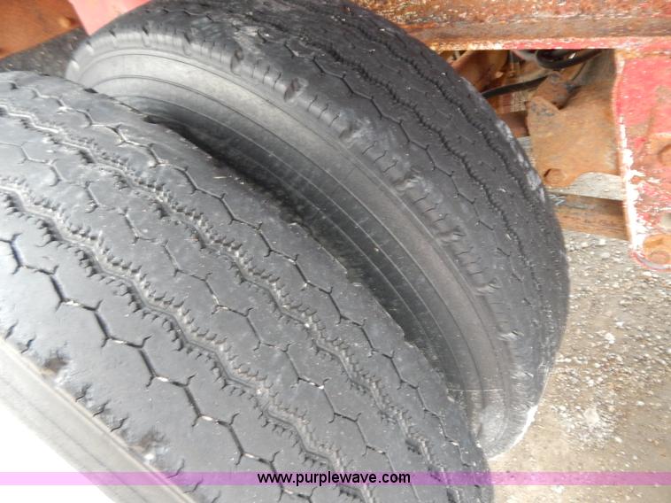 image for item H3838 1982 48' flatbed semi trailer