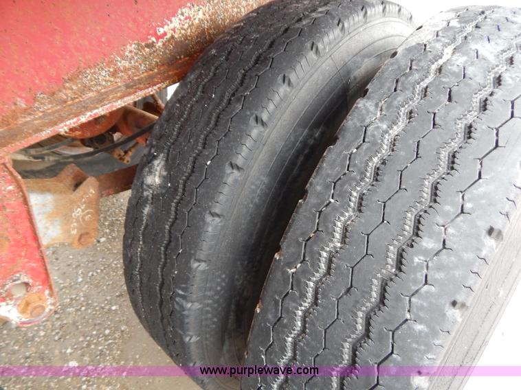 image for item H3838 1982 48' flatbed semi trailer