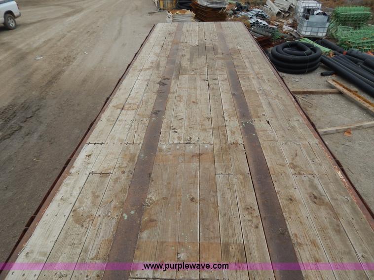 image for item H3838 1982 48' flatbed semi trailer