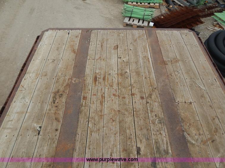 image for item H3838 1982 48' flatbed semi trailer