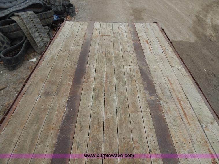 image for item H3838 1982 48' flatbed semi trailer