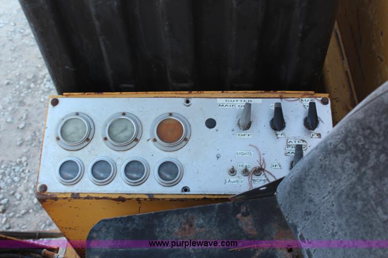 image for item H7753 1990 Caterpillar PR105 milling machine