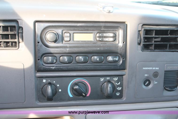 image for item H7825 2001 Ford F450 Super Duty XL flatbed truck