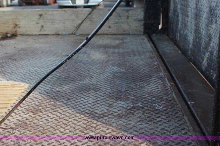 image for item H7825 2001 Ford F450 Super Duty XL flatbed truck