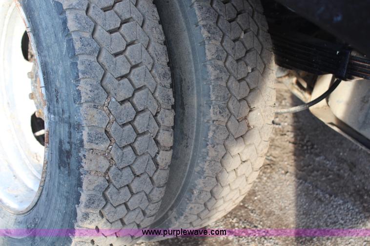 image for item H7825 2001 Ford F450 Super Duty XL flatbed truck