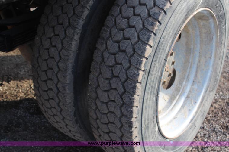 image for item H7825 2001 Ford F450 Super Duty XL flatbed truck