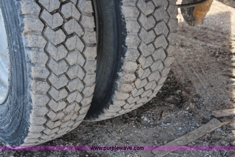 image for item H7825 2001 Ford F450 Super Duty XL flatbed truck