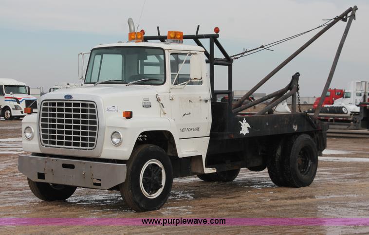 image for item H8355 1976 Ford 8000 gin pole truck