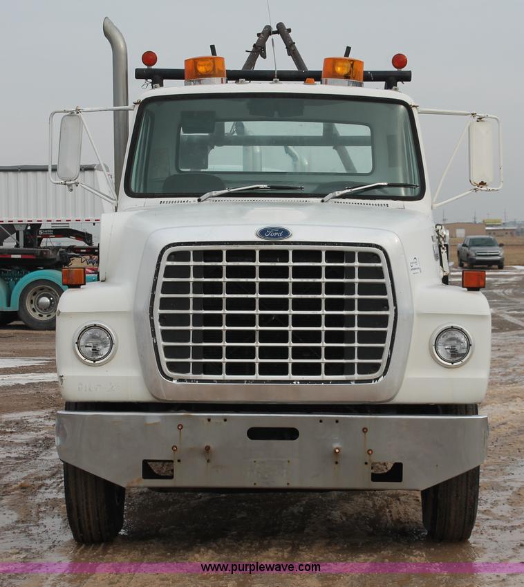 image for item H8355 1976 Ford 8000 gin pole truck