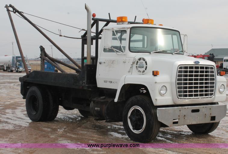 image for item H8355 1976 Ford 8000 gin pole truck