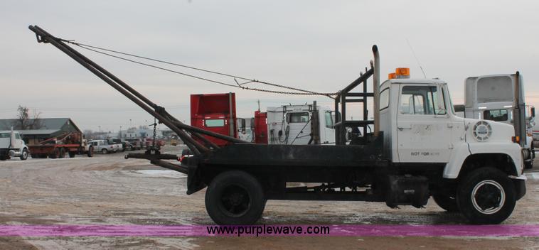 image for item H8355 1976 Ford 8000 gin pole truck