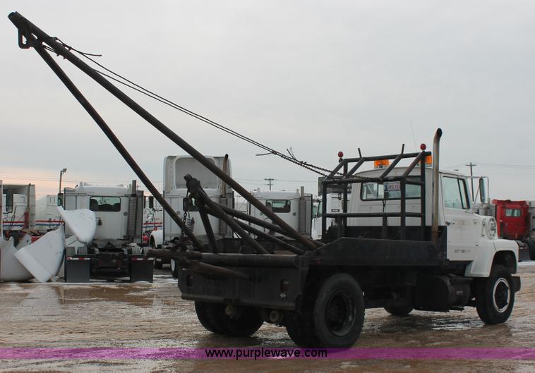 image for item H8355 1976 Ford 8000 gin pole truck