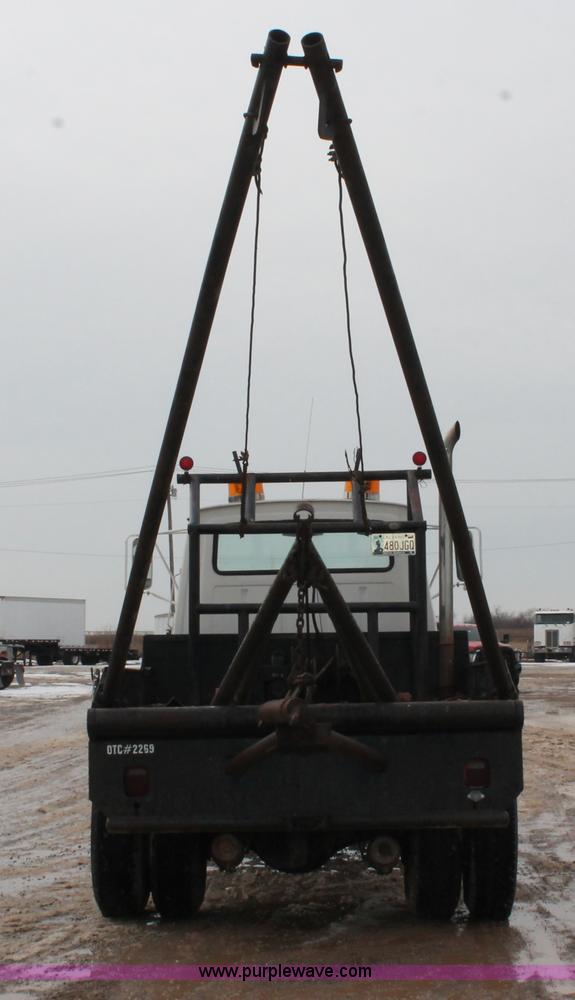 image for item H8355 1976 Ford 8000 gin pole truck