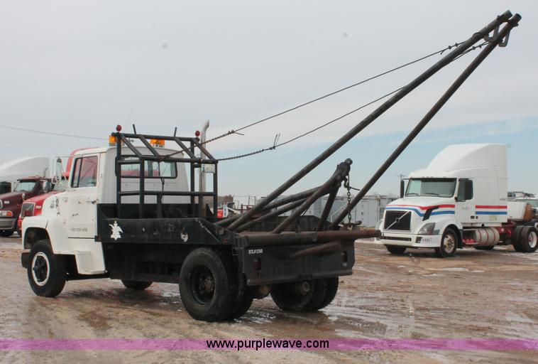 image for item H8355 1976 Ford 8000 gin pole truck