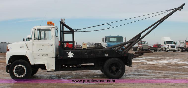 image for item H8355 1976 Ford 8000 gin pole truck