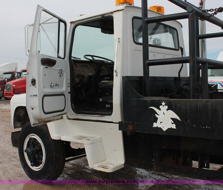 image for item H8355 1976 Ford 8000 gin pole truck