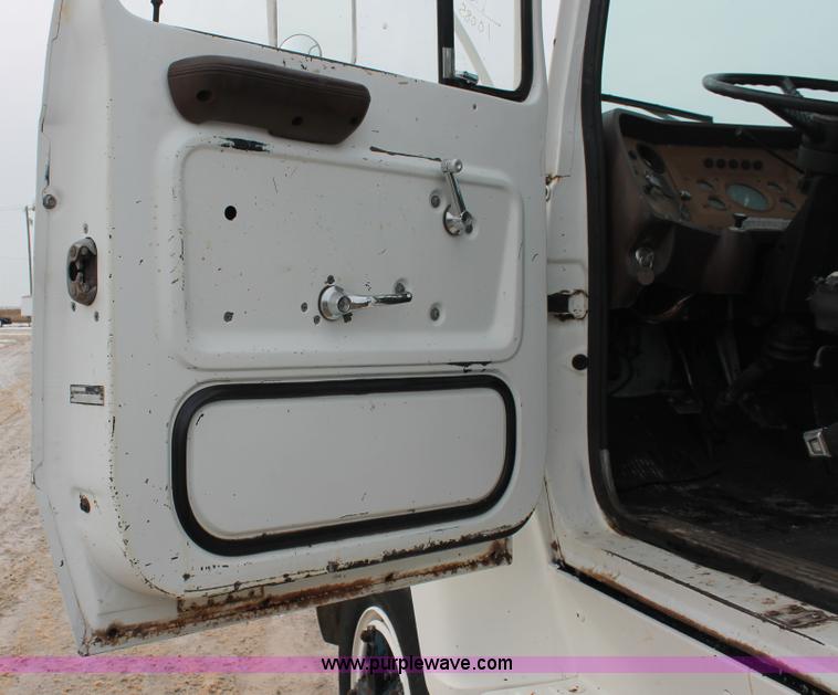 image for item H8355 1976 Ford 8000 gin pole truck