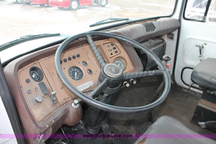 image for item H8355 1976 Ford 8000 gin pole truck