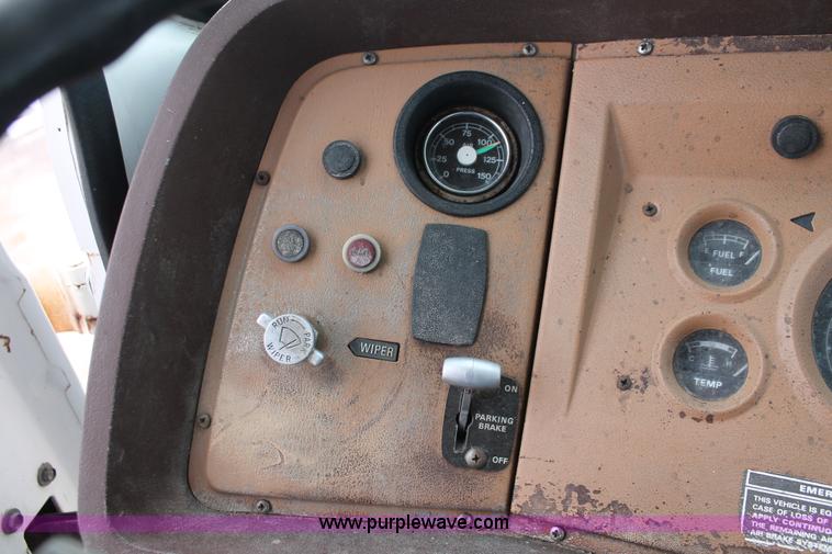 image for item H8355 1976 Ford 8000 gin pole truck