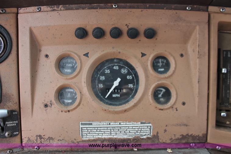 image for item H8355 1976 Ford 8000 gin pole truck