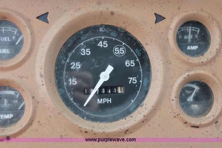 image for item H8355 1976 Ford 8000 gin pole truck