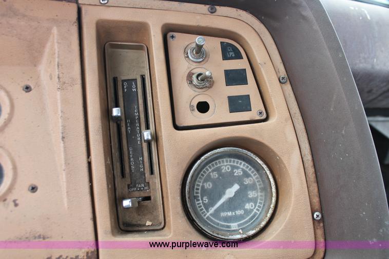 image for item H8355 1976 Ford 8000 gin pole truck