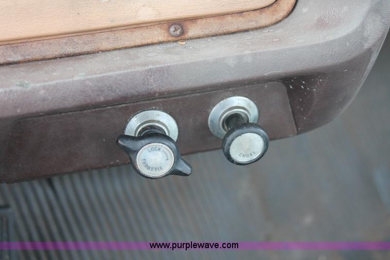 image for item H8355 1976 Ford 8000 gin pole truck