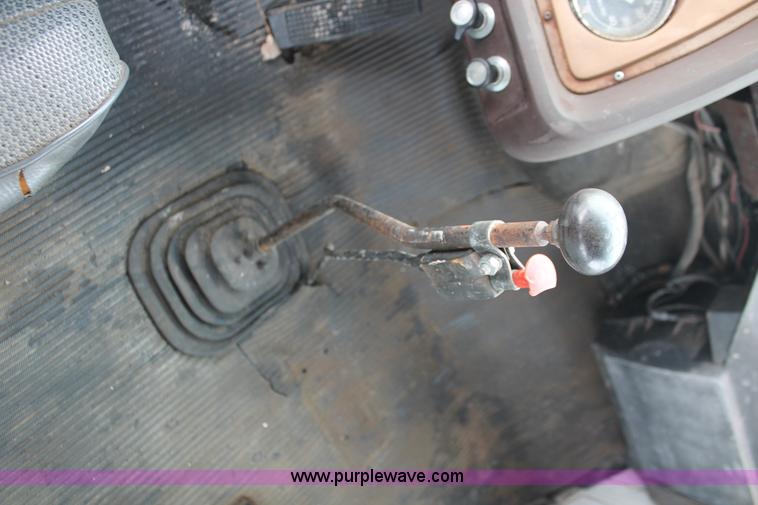 image for item H8355 1976 Ford 8000 gin pole truck