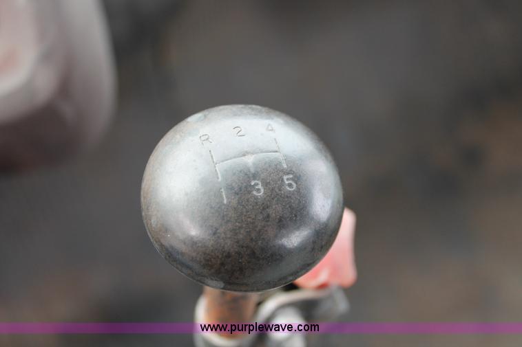 image for item H8355 1976 Ford 8000 gin pole truck