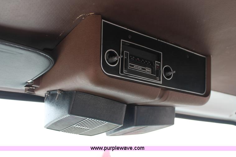 image for item H8355 1976 Ford 8000 gin pole truck