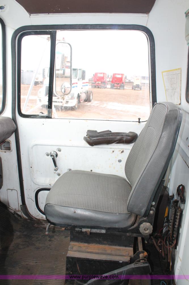 image for item H8355 1976 Ford 8000 gin pole truck