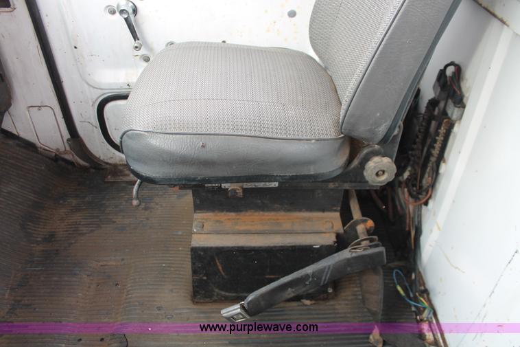 image for item H8355 1976 Ford 8000 gin pole truck