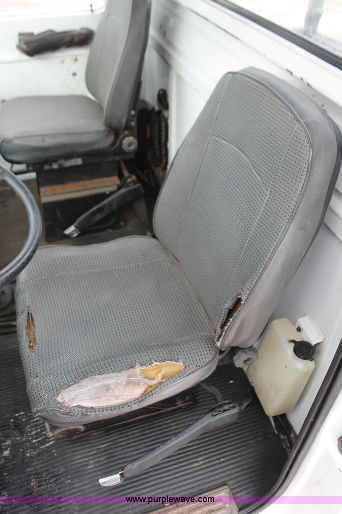 image for item H8355 1976 Ford 8000 gin pole truck