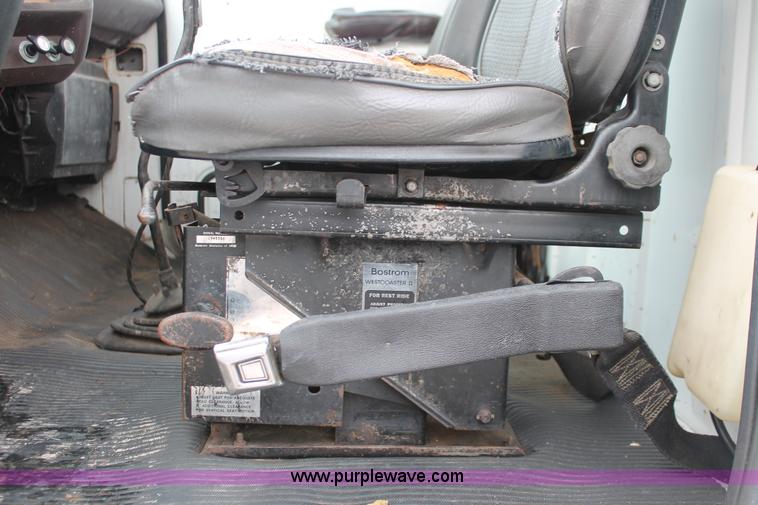 image for item H8355 1976 Ford 8000 gin pole truck