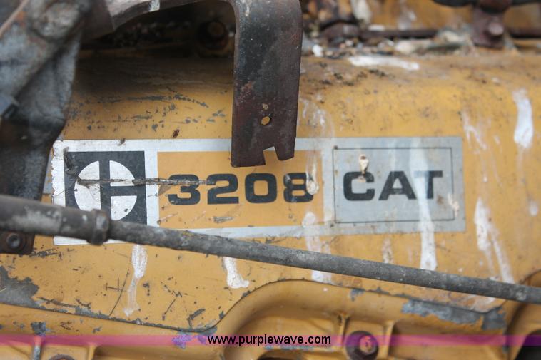 image for item H8355 1976 Ford 8000 gin pole truck