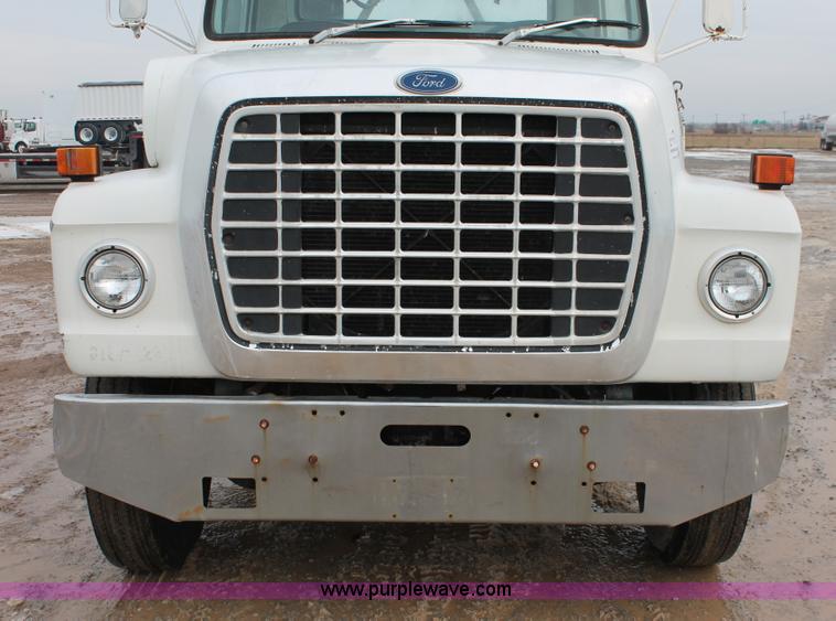 image for item H8355 1976 Ford 8000 gin pole truck
