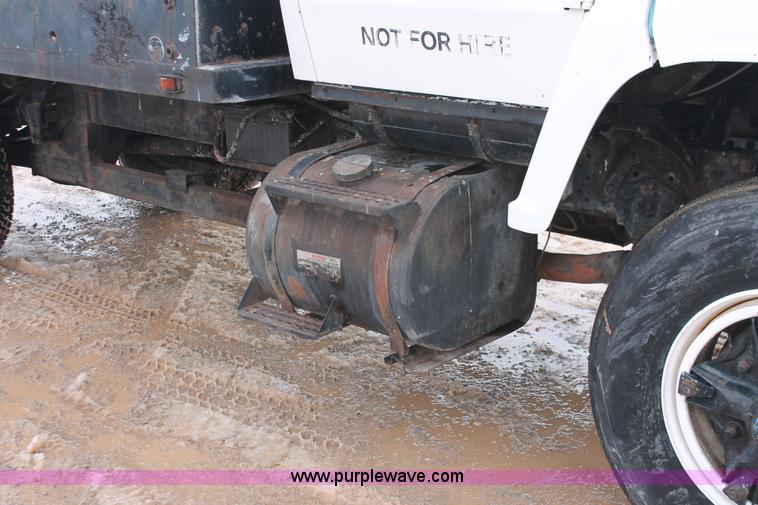 image for item H8355 1976 Ford 8000 gin pole truck