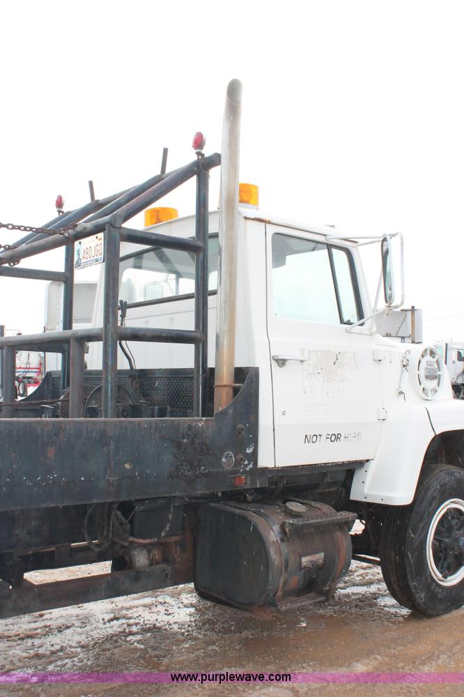 image for item H8355 1976 Ford 8000 gin pole truck