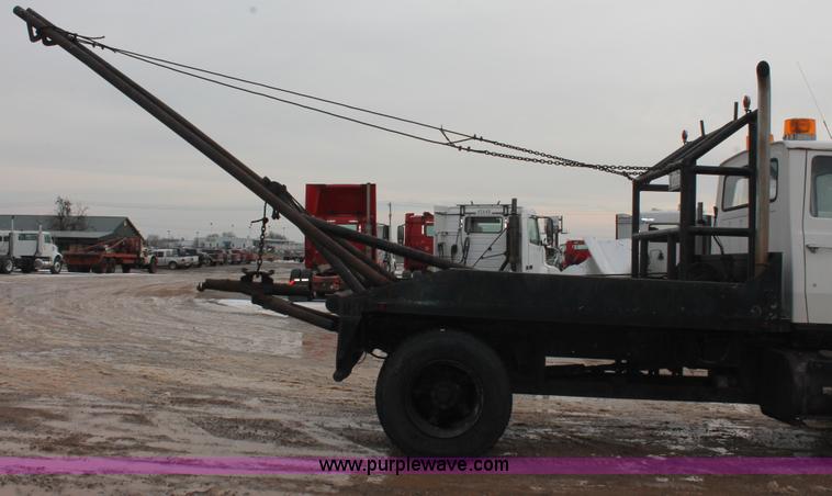 image for item H8355 1976 Ford 8000 gin pole truck