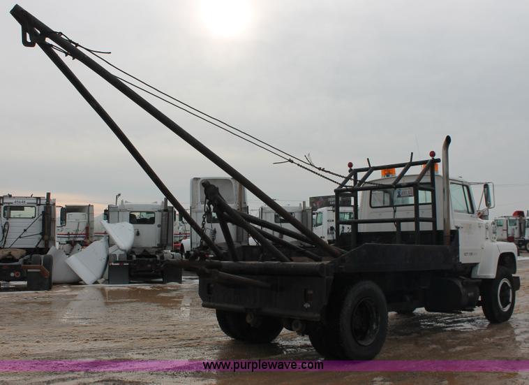 image for item H8355 1976 Ford 8000 gin pole truck