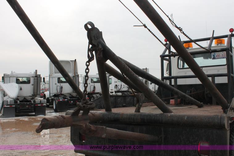 image for item H8355 1976 Ford 8000 gin pole truck