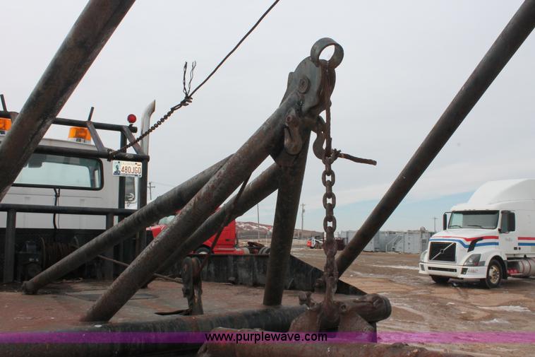 image for item H8355 1976 Ford 8000 gin pole truck