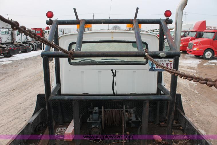 image for item H8355 1976 Ford 8000 gin pole truck