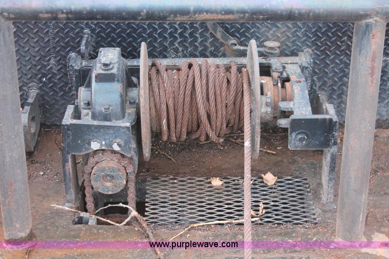 image for item H8355 1976 Ford 8000 gin pole truck